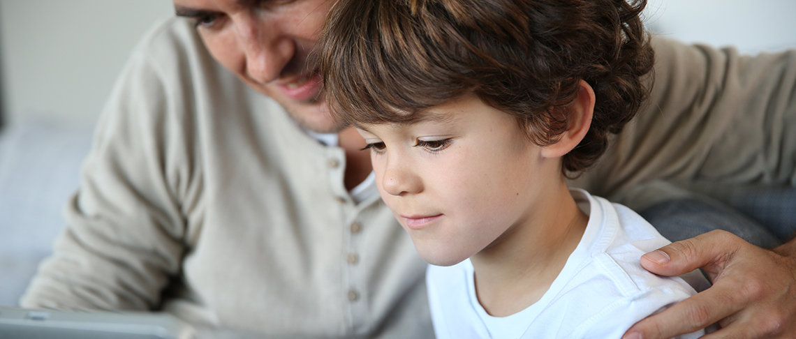 Captura de un padre y un hijo utilizando junto Dibujando con TostaRica