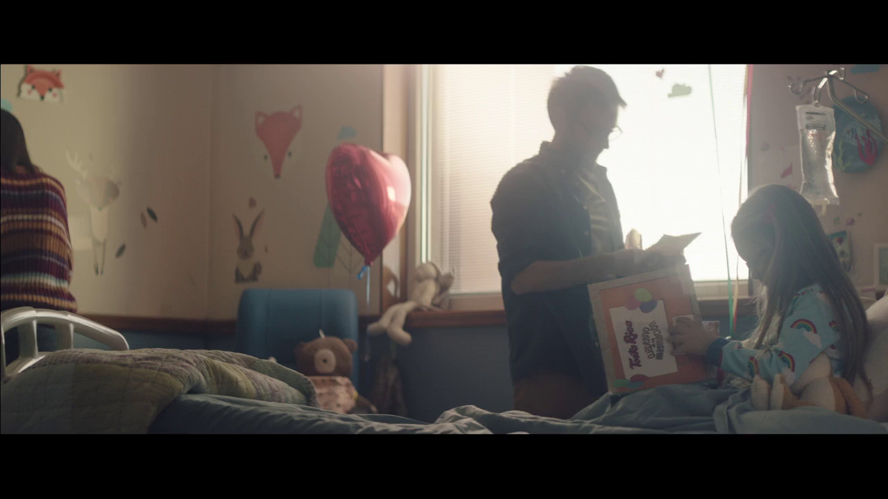 Captura de una familia en un hospital disfrutando del Cuaderno de los Niños